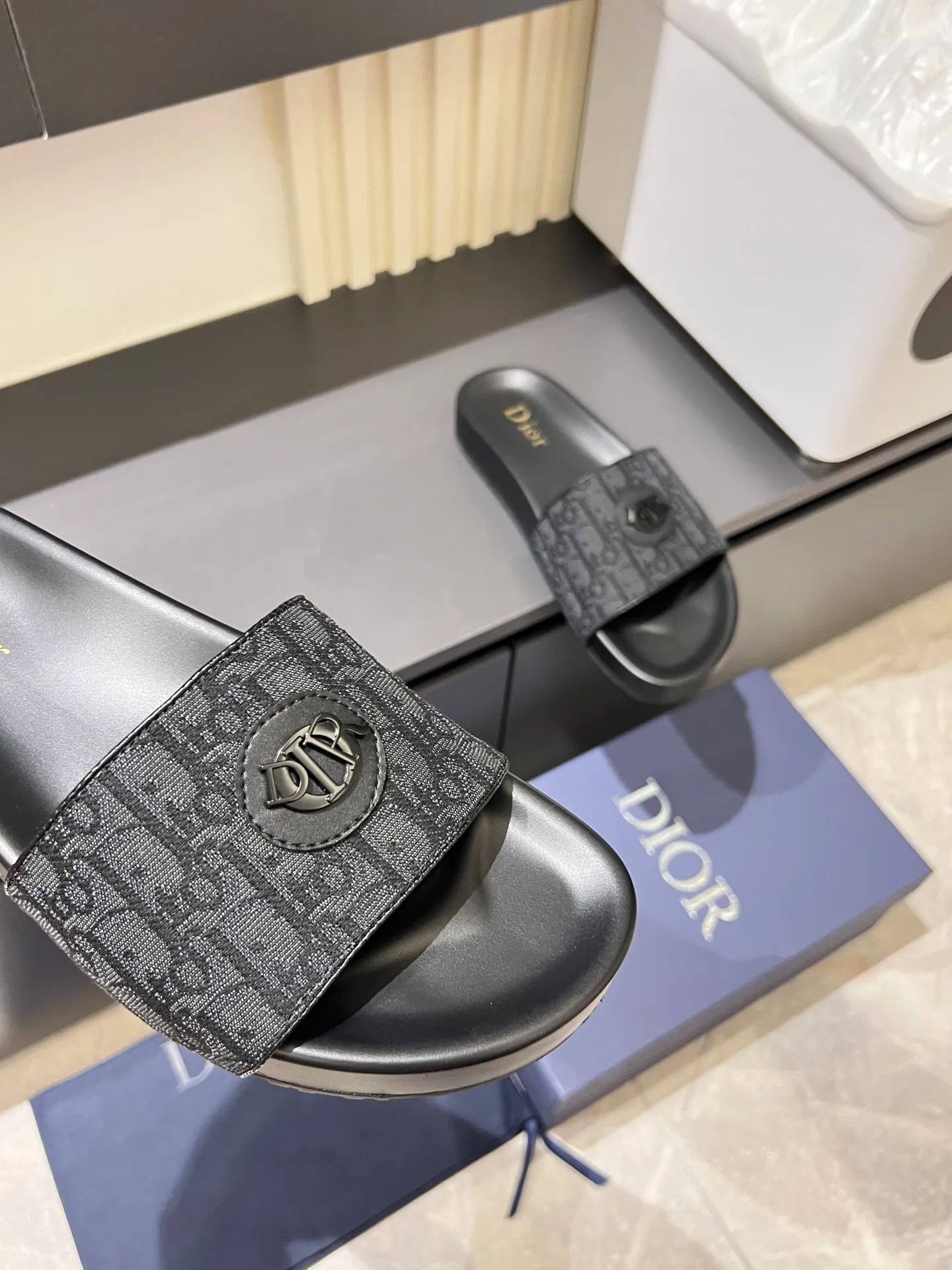 Men's men's shoes 💰p300 Size 38-45 Dior Dior's latest H-Town series Oblique thick sole slippers sandals Original purchase development and production This Dior H-Town sandals pay tribute to the classic logo of sports style and highlight Dior's high-end spirit. Crafted from black rubber with a beige and black Oblique printed upper, it's accentuated with tonal calfskin details. The rubber sole incorporates a variety of elements and is embellished with the Dior logo for a refined, futuristic look. Can be worn with shorts or jeans. Comes with exquisite packaging at the counter 🛍📦 ▪️ Fabric: Original customized imported Oblique embroidery ▪️ Lining: Imported soft sheepskin ▪️ Sole: Original molded ultra-light foam material ▪️ Bottom thickness: 4CM